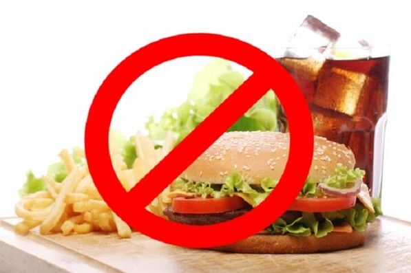 Ako imate gastritis, brza hrana i gazirana pića su zabranjeni
